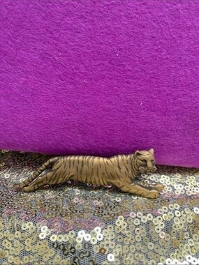 Vintage Tiger Brooch Pin in Bronze Tone